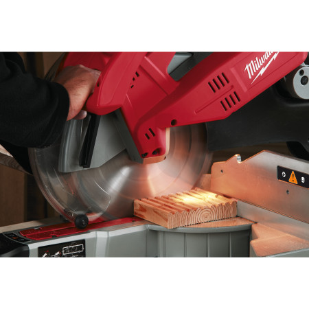 MILWAUKEE 12˝ (305 mm) posuvná pokosová pila s duálním zkosením 4933433350
