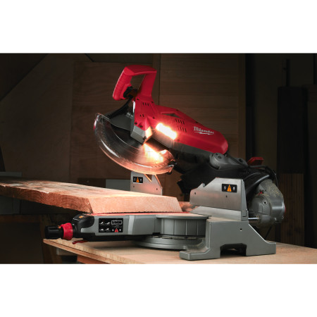 MILWAUKEE 12˝ (305 mm) posuvná pokosová pila s duálním zkosením 4933410205
