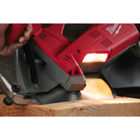 MILWAUKEE 12˝ (305 mm) posuvná pokosová pila s duálním zkosením 4933410205