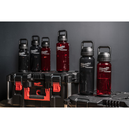 MILWAUKEE Packout láhev 1420 ml s víčkem – červená 4932498638