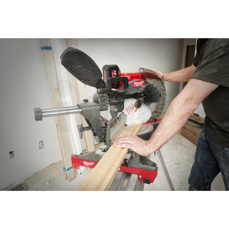 MILWAUKEE M18 FUEL™ ONE-KEY™  305 mm pokosová pila 4933471205