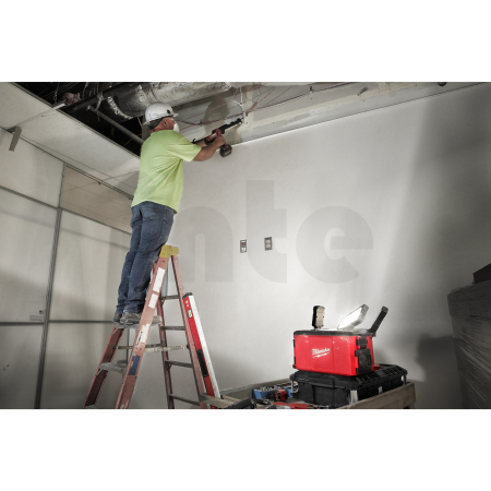 MILWAUKEE M18™ PACKOUT™ Prostorové světlo a nabíječka 4933478120