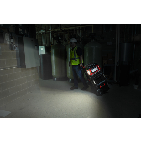 MILWAUKEE M18™ PACKOUT™ Prostorové světlo a nabíječka 4933478120
