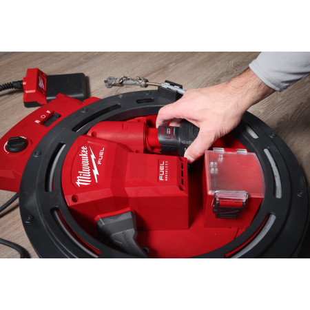 MILWAUKEE M12 HSFSM-602 vysokorychlostní čistič potrubí s ohebnou hřídelí, 2x baterie 6,0 Ah + nabíječka 4933498378