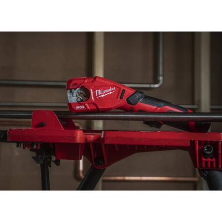 MILWAUKEE M12™ RAPTOR™ řezák na nerezové trubky 4933492052