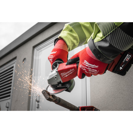 MILWAUKEE M18™ bezuhlíková úhlová bruska 125 mm s posuvným spínačem 4933492644