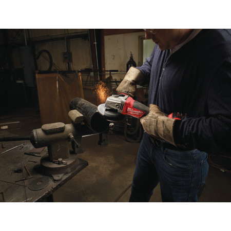 MILWAUKEE M18 FUEL™ 115 mm úhlová bruska s posuvným spínačem 4933443935