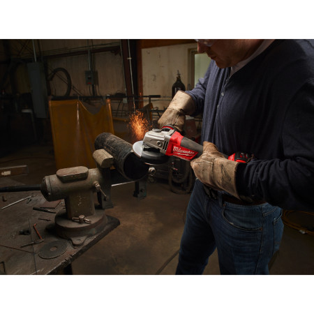 MILWAUKEE M18 FUEL™ 115 mm úhlová bruska s kolébkovým spínačem 4933447600
