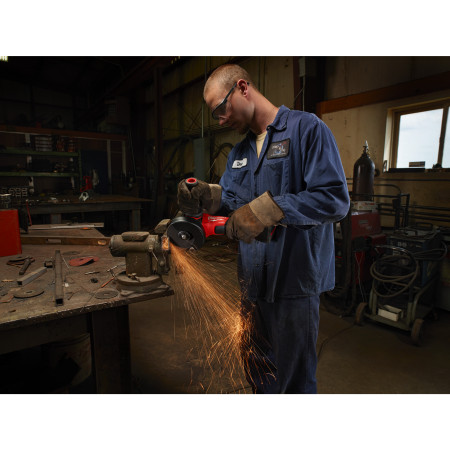 MILWAUKEE M18 FUEL™ 115 mm úhlová bruska s kolébkovým spínačem 4933447600
