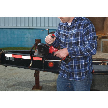 MILWAUKEE M18 FUEL™ 115 mm úhlová bruska s kolébkovým spínačem 4933447600