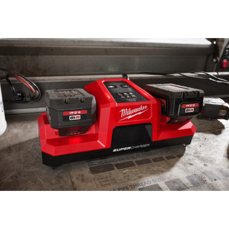 MILWAUKEE M18 FUEL supernabíječka se dvěma sloty 4932492532