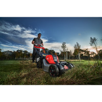 MILWAUKEE M18 FUEL™ sekačka s pojezdem 46 cm na dva akumulátory 4933492012