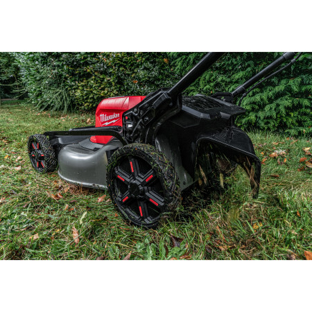 MILWAUKEE M18 FUEL™ sekačka s pojezdem 46 cm na dva akumulátory 4933499214