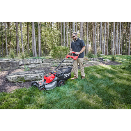 MILWAUKEE M18 FUEL™ sekačka s pojezdem 46 cm na dva akumulátory 4933499214