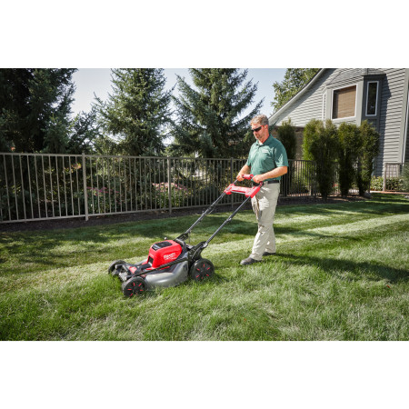 MILWAUKEE M18 FUEL™ sekačka s pojezdem 46 cm na dva akumulátory 4933499214