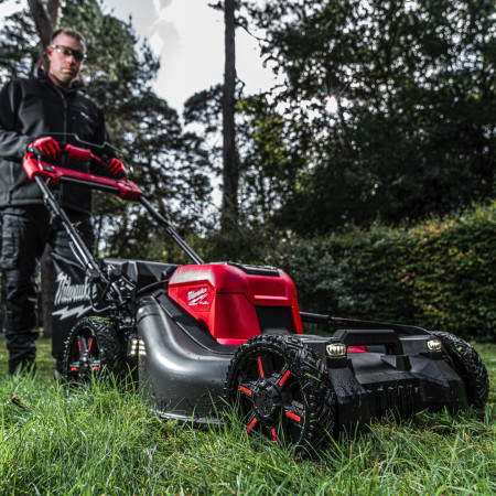MILWAUKEE M18 FUEL™ 53 cm sekačka na trávu s pojezdem na dva akumulátory 4933479822