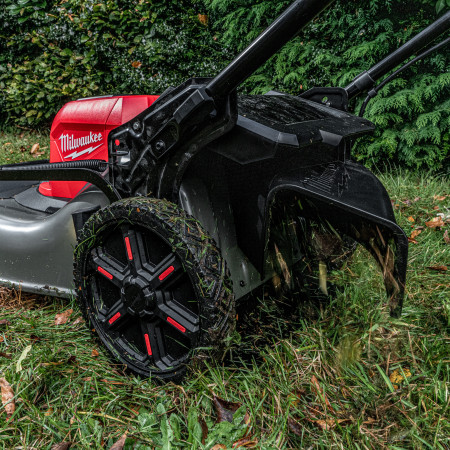 MILWAUKEE M18 FUEL™ 53 cm sekačka na trávu s pojezdem na dva akumulátory 4933479822