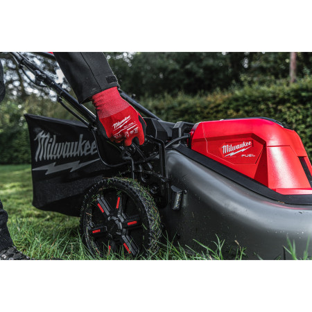 MILWAUKEE M18 FUEL™ 53 cm sekačka na trávu s pojezdem na dva akumulátory 4933479822