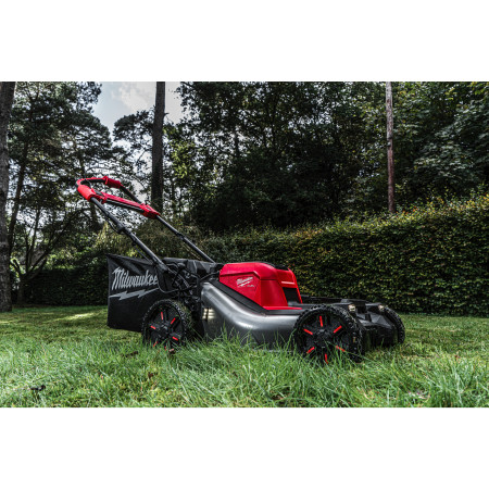 MILWAUKEE M18 FUEL™ sekačka s pojezdem 46 cm na dva akumulátory 4933499214