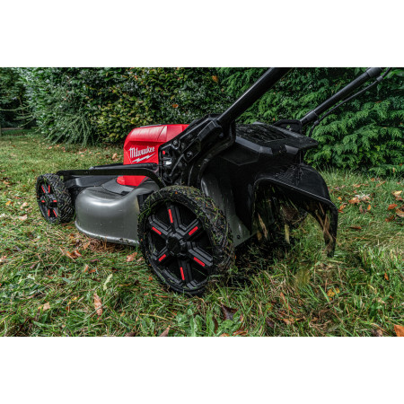 MILWAUKEE M18 FUEL™ 53 cm sekačka na trávu s pojezdem na dva akumulátory 4933479822