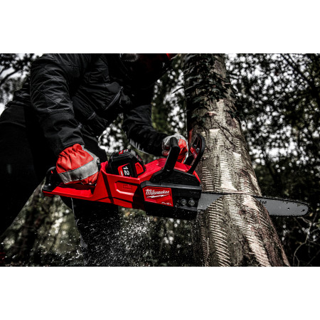 MILWAUKEE M18 FUEL™ řetězová pila s lištou 40 cm 4933471374