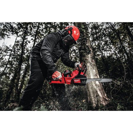 MILWAUKEE M18 FUEL™ řetězová pila s lištou 40 cm 4933499217