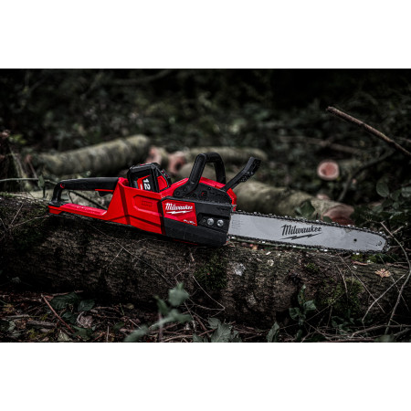 MILWAUKEE M18 FUEL™ řetězová pila s lištou 40 cm 4933499217