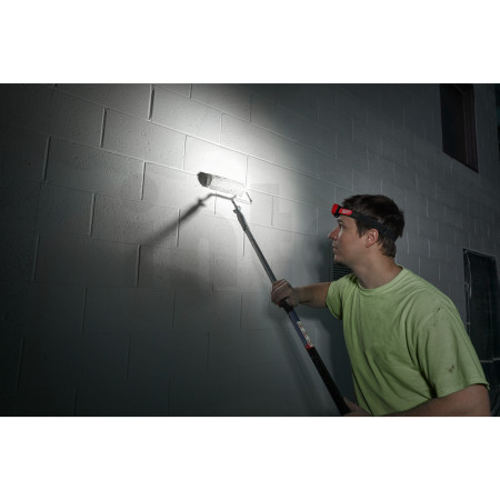 MILWAUKEE Alkalická čelová lampa s bodovým i širokým světelným paprskem 4933471388