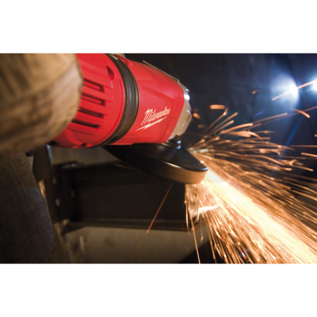 MILWAUKEE 2400W úhlová bruska s odpružením AVS a ochranou proti zpětnému rázu 4933402340