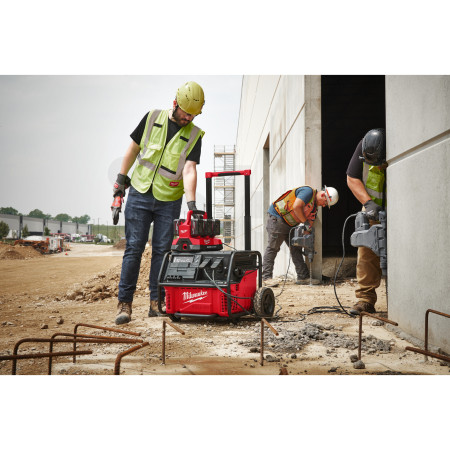 MILWAUKEE Napájecí zdroj ROLL-ON™ 7200/ 3600 W 2,5 kWh 4933492135