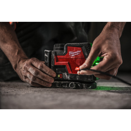 MILWAUKEE Akumulátorový křížový liniový laser se zeleným paprskem s USB 4933478570