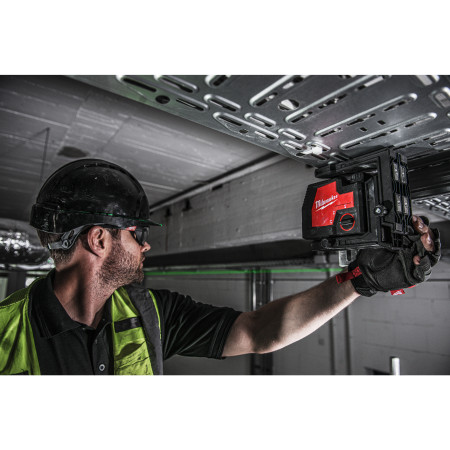 MILWAUKEE Akumulátorový křížový liniový laser se zeleným paprskem s USB 4933478570