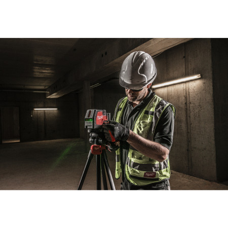 MILWAUKEE Akumulátorový křížový liniový laser se zeleným paprskem s USB 4933478570