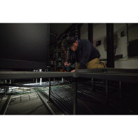 MILWAUKEE L4 FL2000-301 Svítilna s výkonem 2000 lumenů a USB nabíjením 4933479637