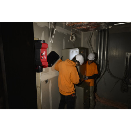 MILWAUKEE M12™ vícesměrné reflektorové světlo kompatibilní s PACKOUT™ 4933500321