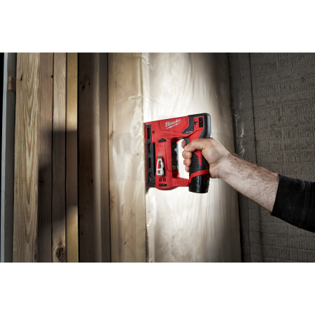 MILWAUKEE M12™ kompaktní sponkovačka 4933471395