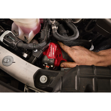 MILWAUKEE M12 FSCIWF38-252X FUEL ⅜″ subkompaktní rázový utahovák s třecím kroužkem, 305 Nm, 2x aku M12 HB2.5 + C12 C 4933498970