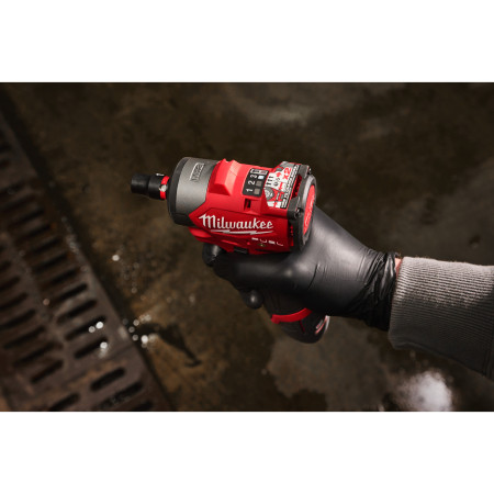 MILWAUKEE M12 FSCIWF38-252X FUEL ⅜″ subkompaktní rázový utahovák s třecím kroužkem, 305 Nm, 2x aku M12 HB2.5 + C12 C 4933498970