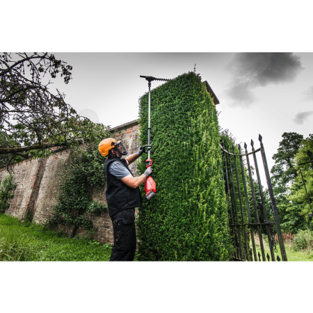 MILWAUKEE M18 FHETE27-0 FUEL prodloužený tyčový plotostřih 267 cm 4933492910