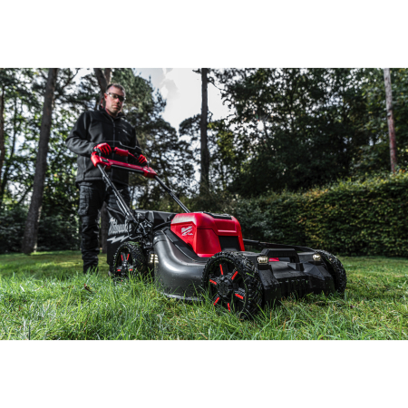 MILWAUKEE M18 F2LM53 M18 FUEL™ 53cm rotační sekačka na trávu s pojezdem a dvěma akumulátory 4933479585