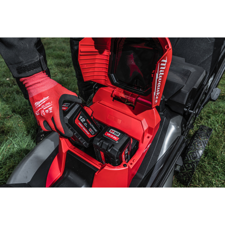 MILWAUKEE M18 F2LM53 M18 FUEL™ 53cm rotační sekačka na trávu s pojezdem a dvěma akumulátory 4933479585