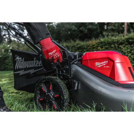 MILWAUKEE M18 F2LM53 M18 FUEL™ 53cm rotační sekačka na trávu s pojezdem a dvěma akumulátory 4933479585