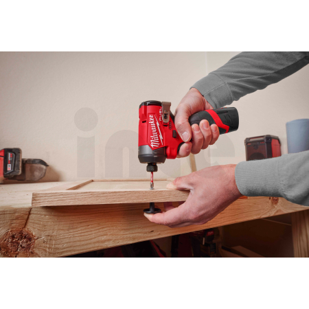 MILWAUKEE M12 FUEL™ subkompaktní rázový utahovák ¼″ hex 4933479877