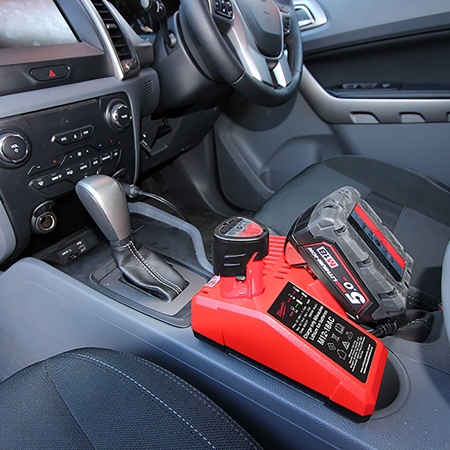 MILWAUKEE M12-18AC - M12™-M18™ nabíječka do auta 4932459205
