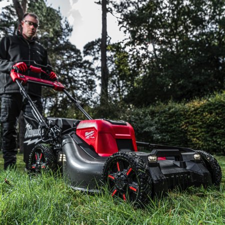 MILWAUKEE M18 FUEL™ 53 cm sekačka na trávu s pojezdem 4933479584