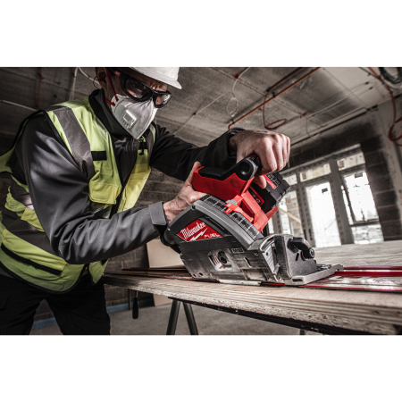 MILWAUKEE M18 FUEL™ 55 mm ponorná pila na dřevo a plast 4933478778