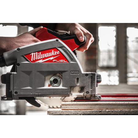 MILWAUKEE M18 FUEL™ 55 mm ponorná pila na dřevo a plast 4933478778