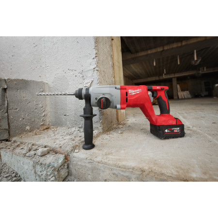 MILWAUKEE M18™ bezuhlíkové vrtací kladivo SDS-Plus 26 mm s rukojetí typu D 4933492480