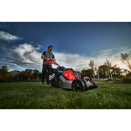MILWAUKEE M18 F2LM4 Aku sekačka na trávu, záběr 46 cm, s pojezdem, s košem, 2x aku M18 FB8 + nabíječka  4933499215