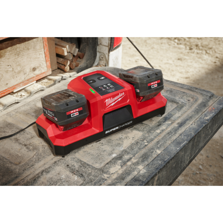 MILWAUKEE M18 FUEL supernabíječka se dvěma sloty 4932492532